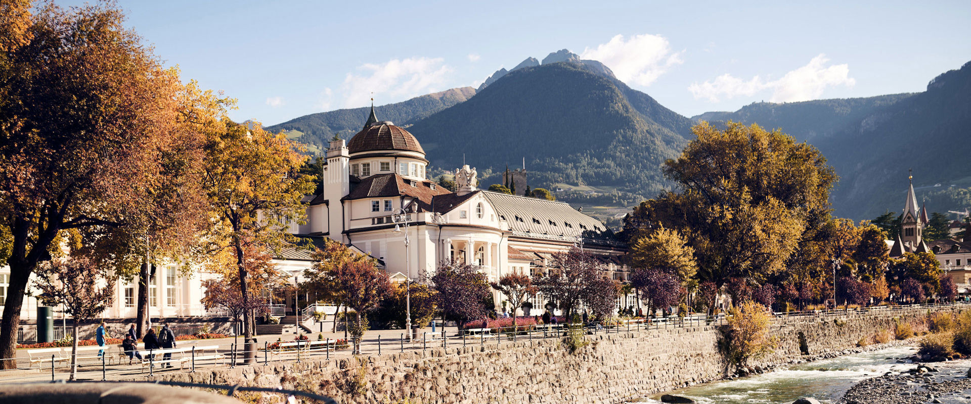La città culturale di Merano Vista del centro storico di Merano dal ponte.