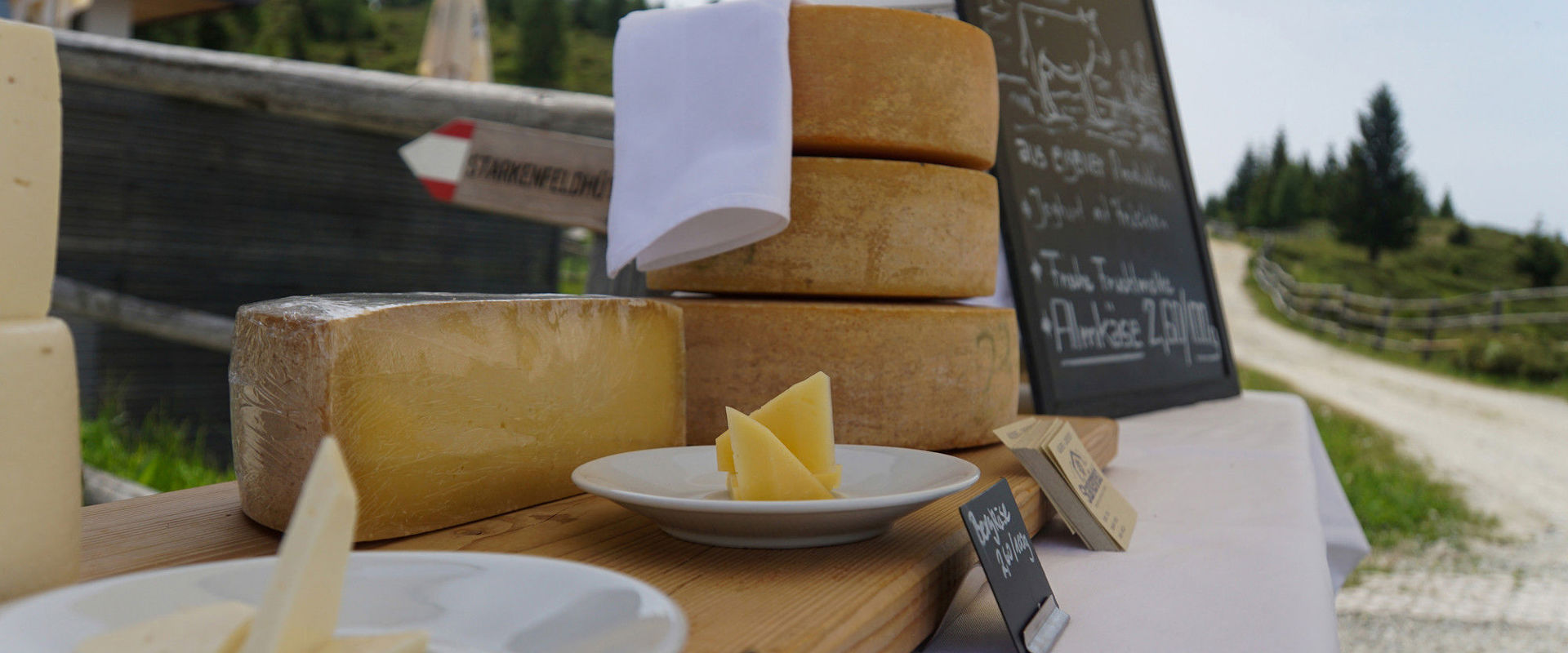 Diversi tipi di formaggio esposti su un tavolo.