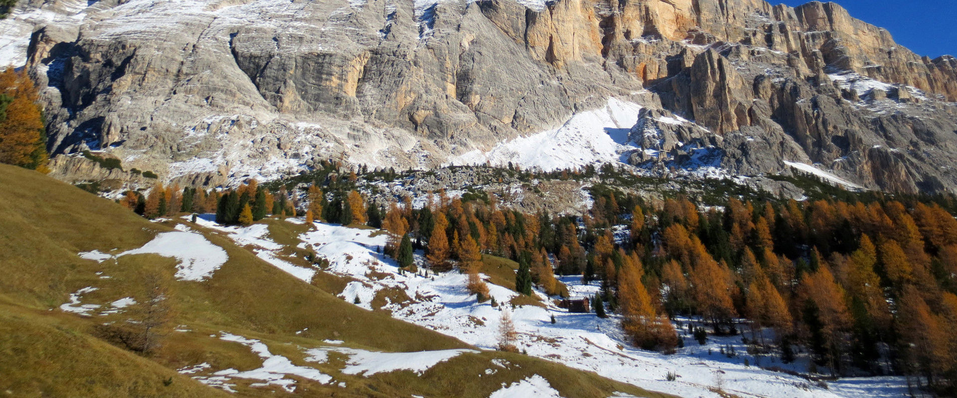Armentara Prati dell'Armentara e Sasso di Santa Croce in autunno