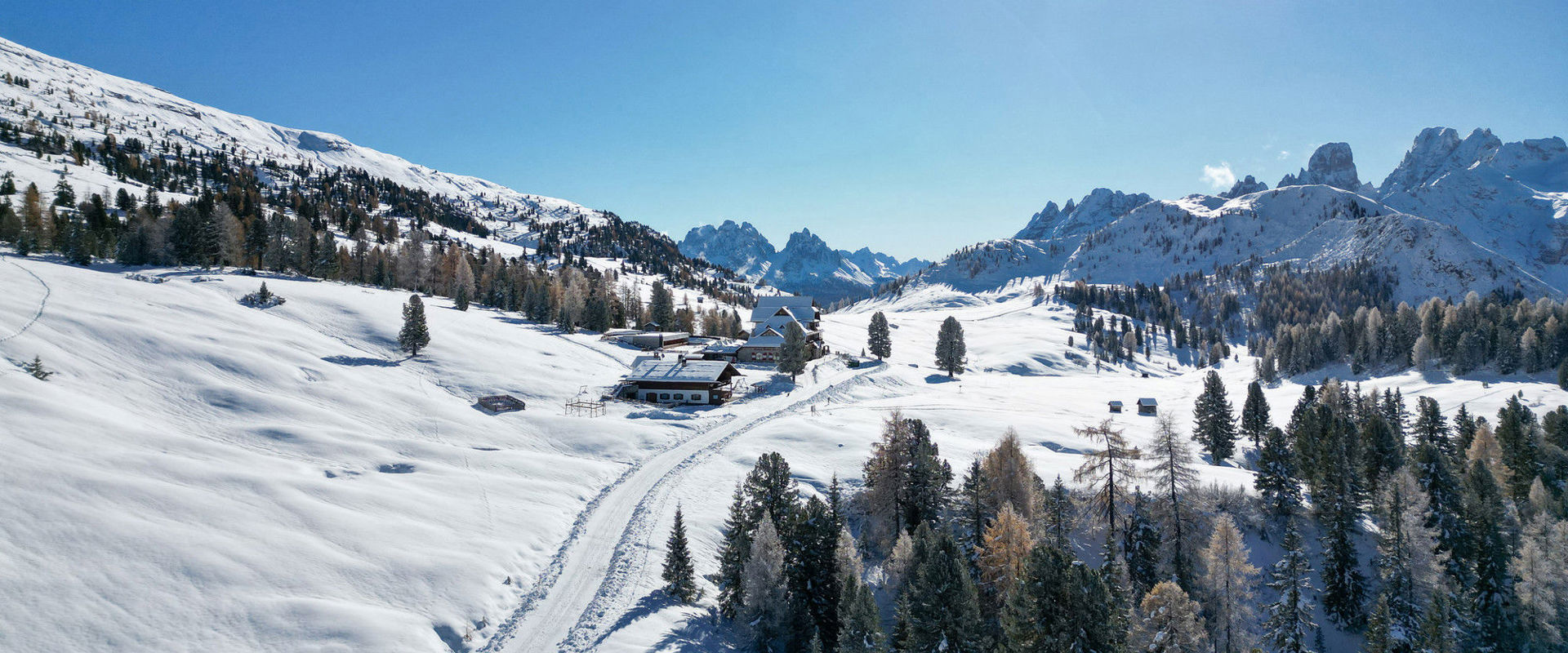 Paesaggio invernale innevato