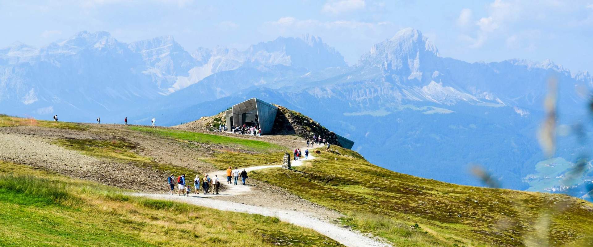 MMM Corones Visitatori al MMM Corones sulla cima di Plan de Corones con verdi prati