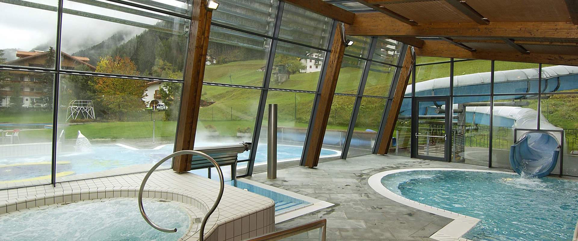 Piscina interna ed esterna con scivolo.