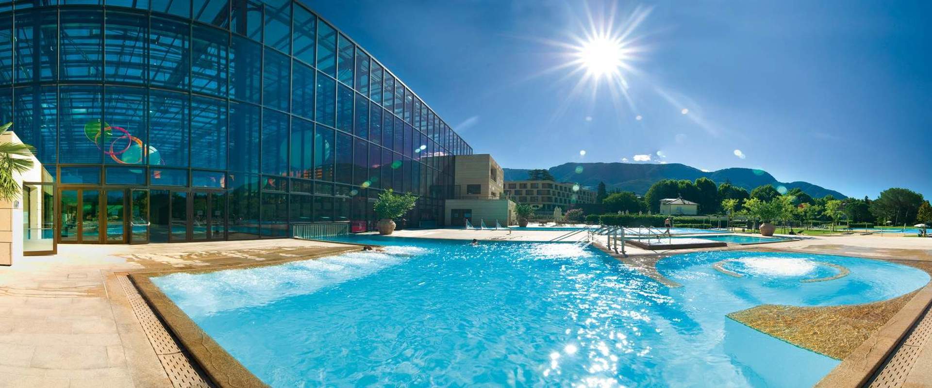 Piscina all'aperto con prato.