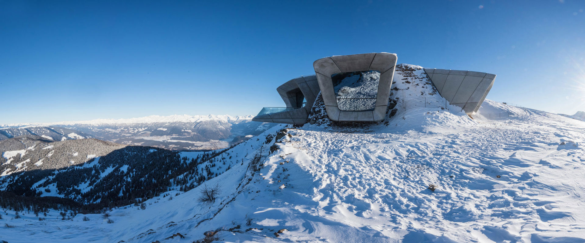 MMM Corones in inverno Su una collina è stato costruito un museo con tre punti di osservazione.