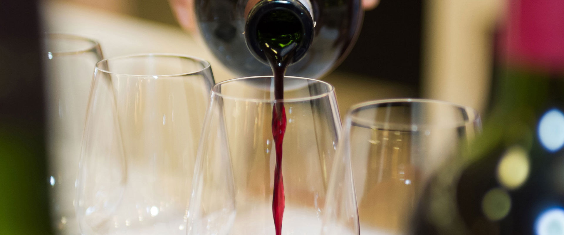 Vino rosso Il cameriere versa del vino rosso nei bicchieri.