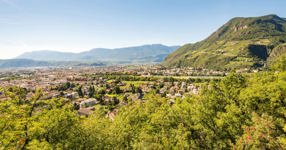 Bagna Bolzano E Sfocia Nell Adige