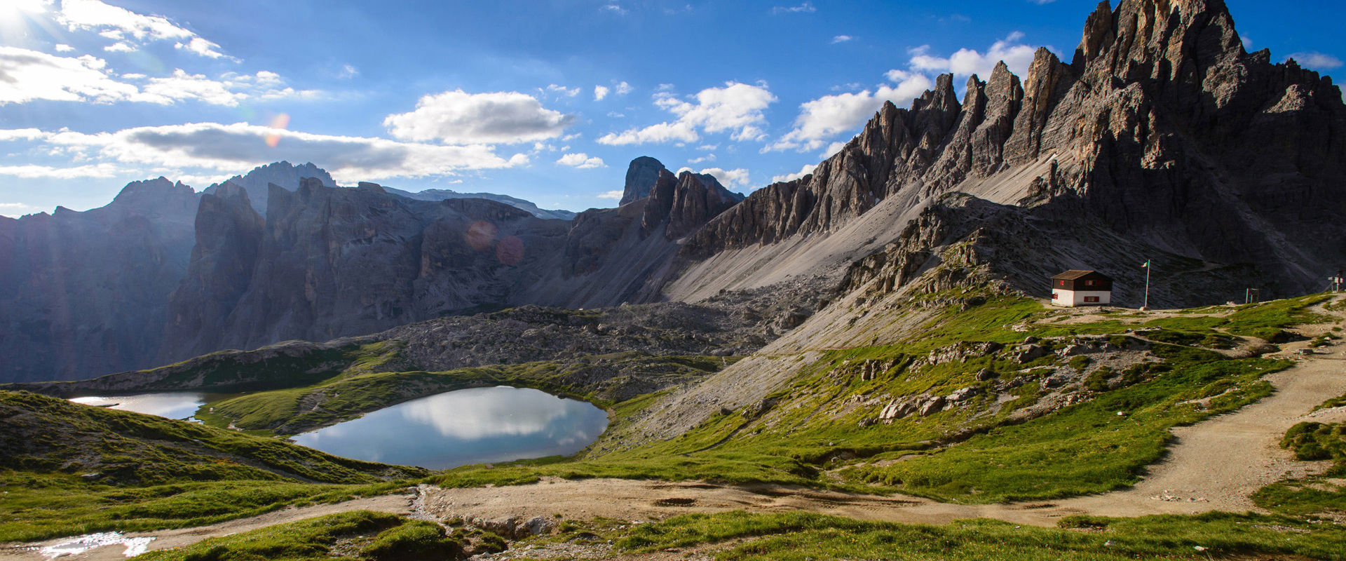 Tour di più giorni Immagine di due laghi di montagna.