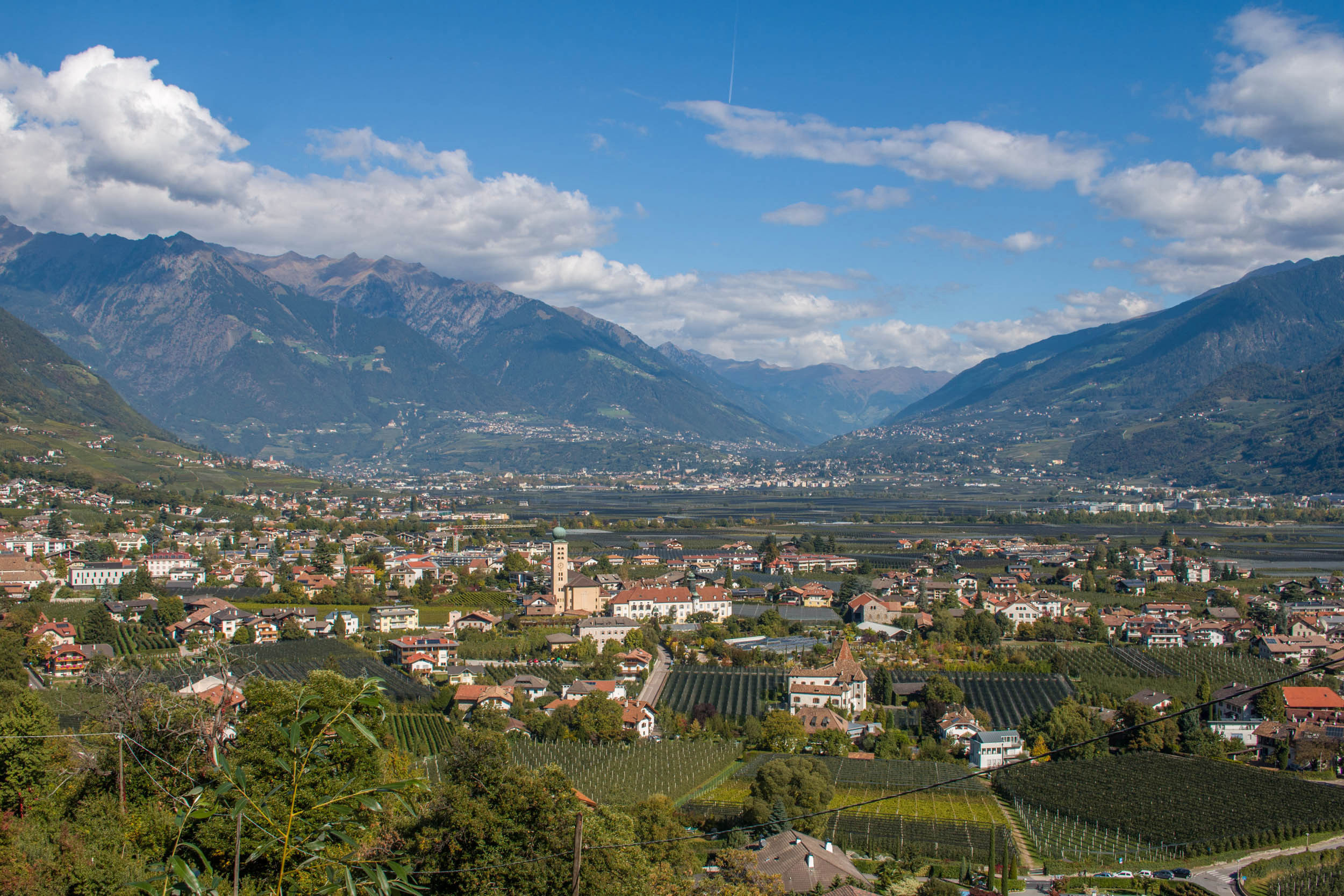 Vista delle case, dei verdi vigneti e dei frutteti di Lana.