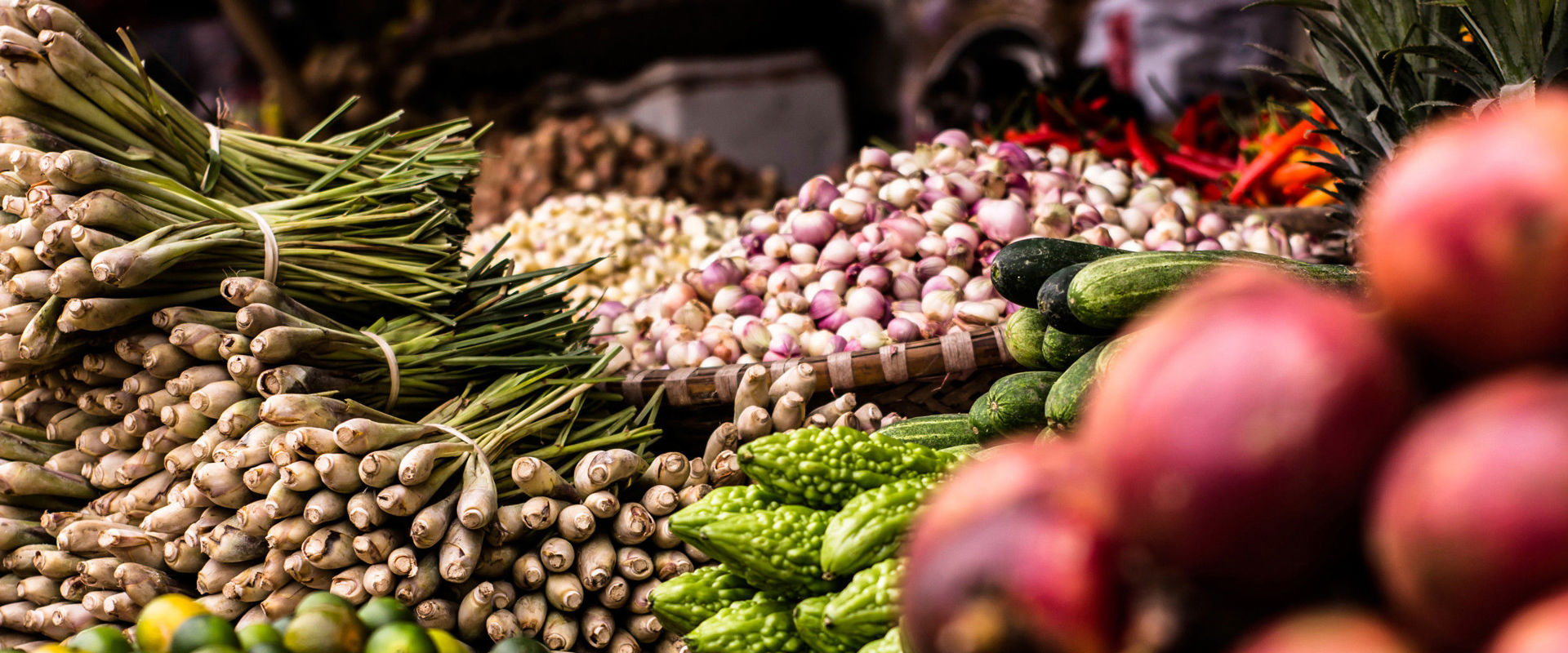 Mercato del contadino Banchi del mercato pieni di frutta e verdura.