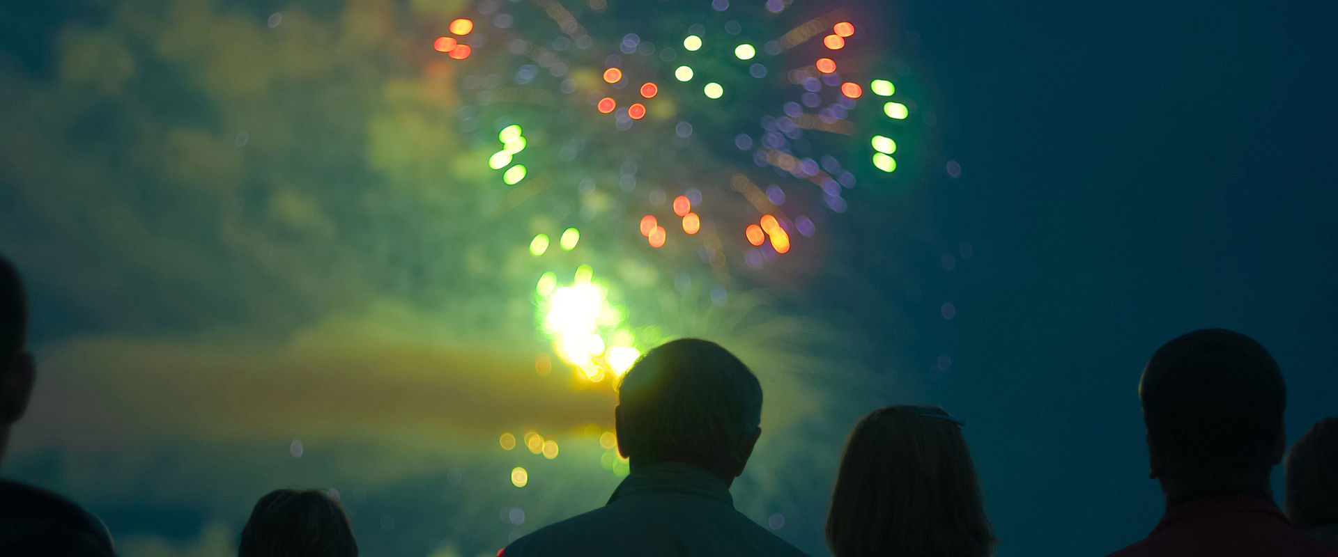 Fuochi d'artificio La gente ammira i fuochi d'artificio.