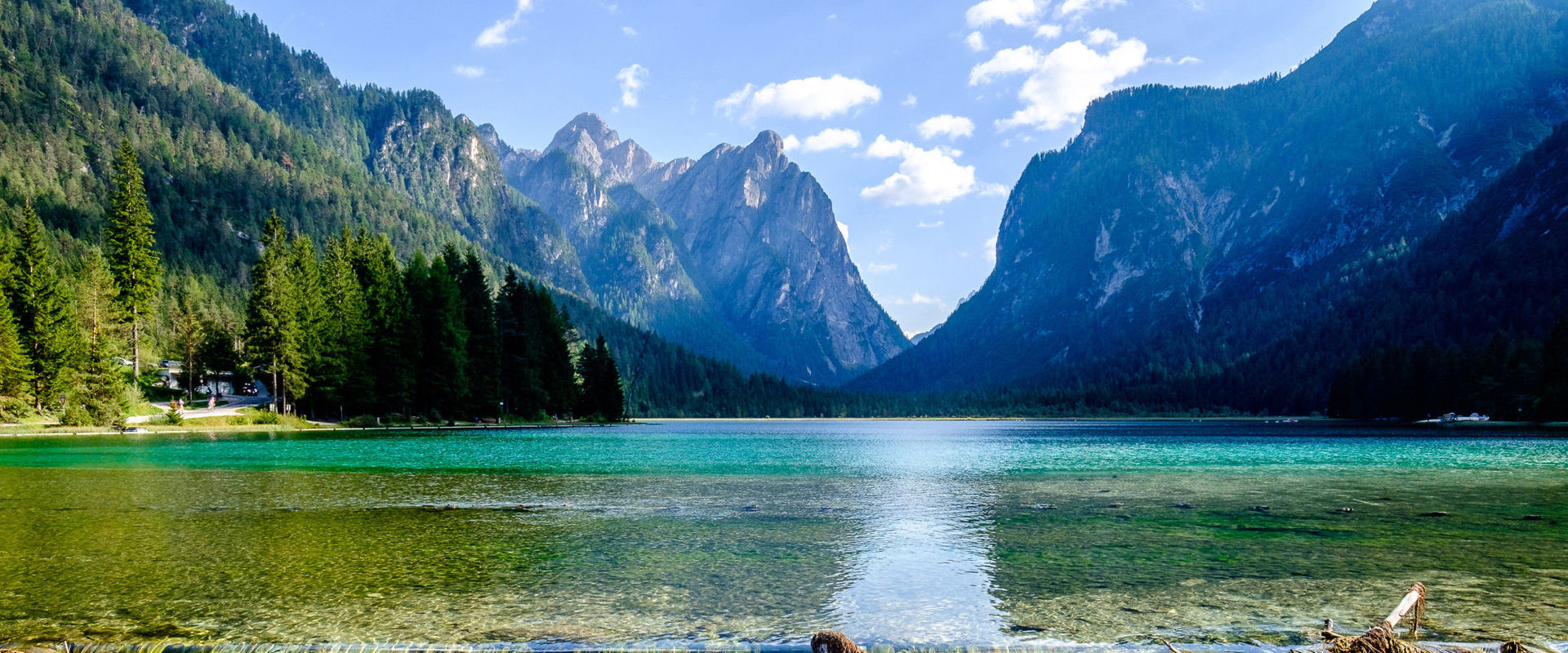 Lago di Dobbiaco. Livello dell'acqua del lago verde turchese incorniciato dalle montagne.