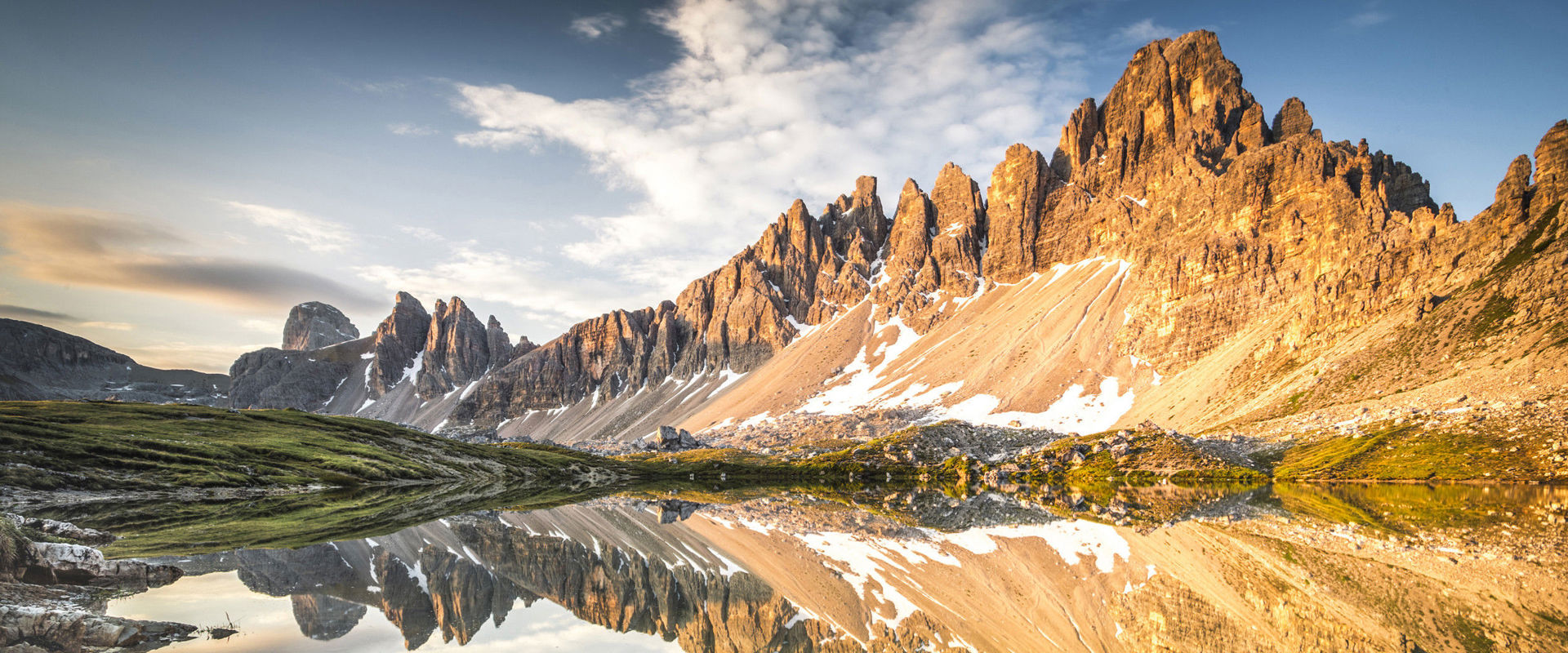 Alta Via delle Dolomiti Alta Via delle Dolomiti - Le cime delle montagne si specchiano su un lago di montagna