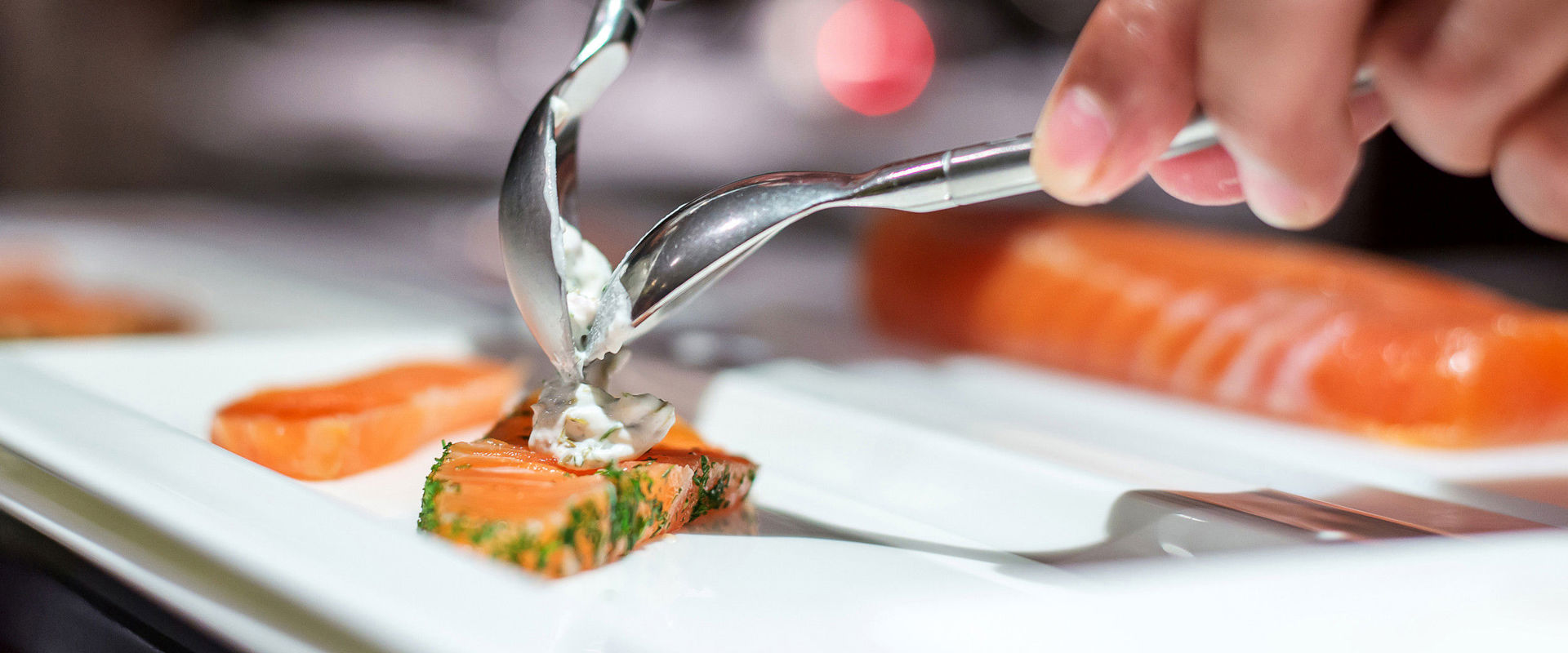 Piatti gourmet Un uomo mangia salmone crudo.