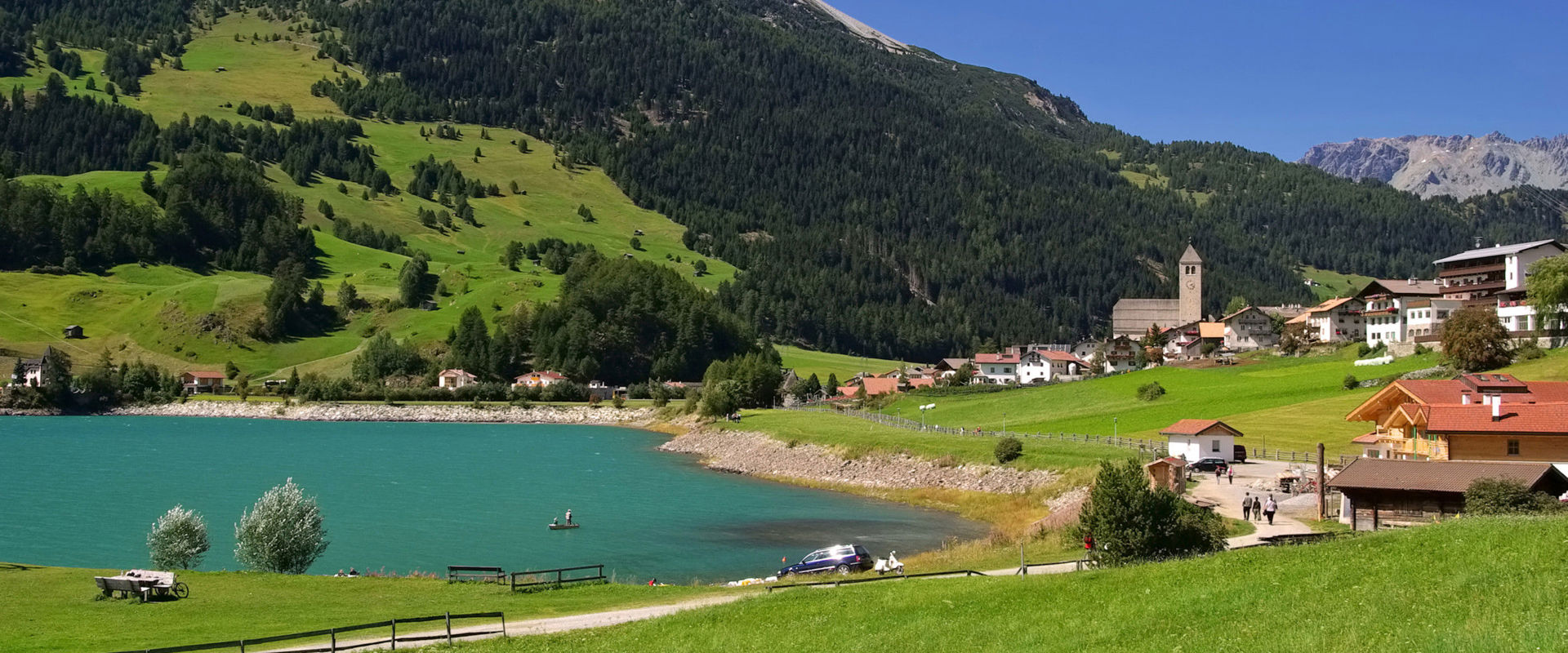 Il lago di Resia e l'omonimo villaggio. Vista sul lago di Resia e sul villaggio di Resia.