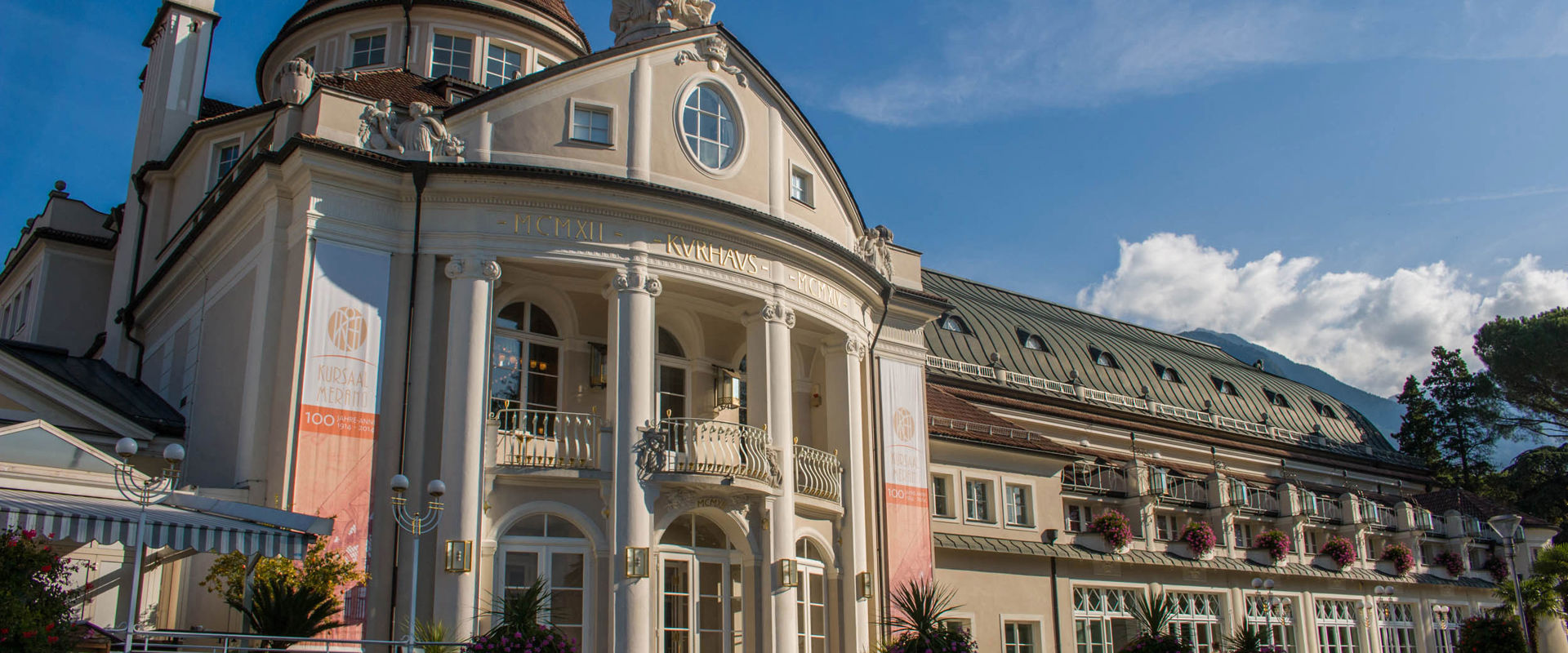 Elegante architettura del Kurhaus e Teatro Puccini di Merano.