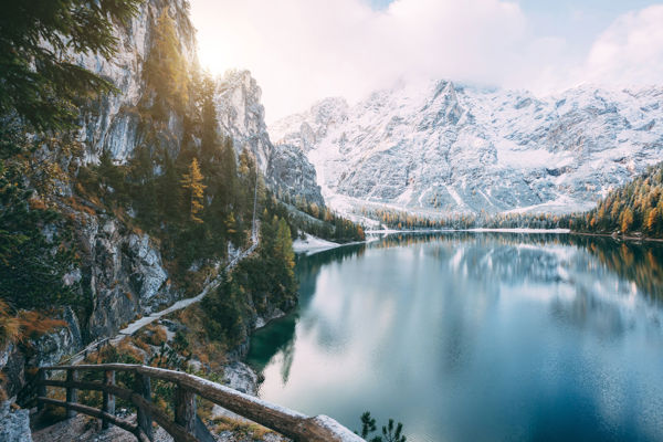 Natura in Alto Adige: Lago di montagna di colore blu intenso circondato da montagne e foreste innevate