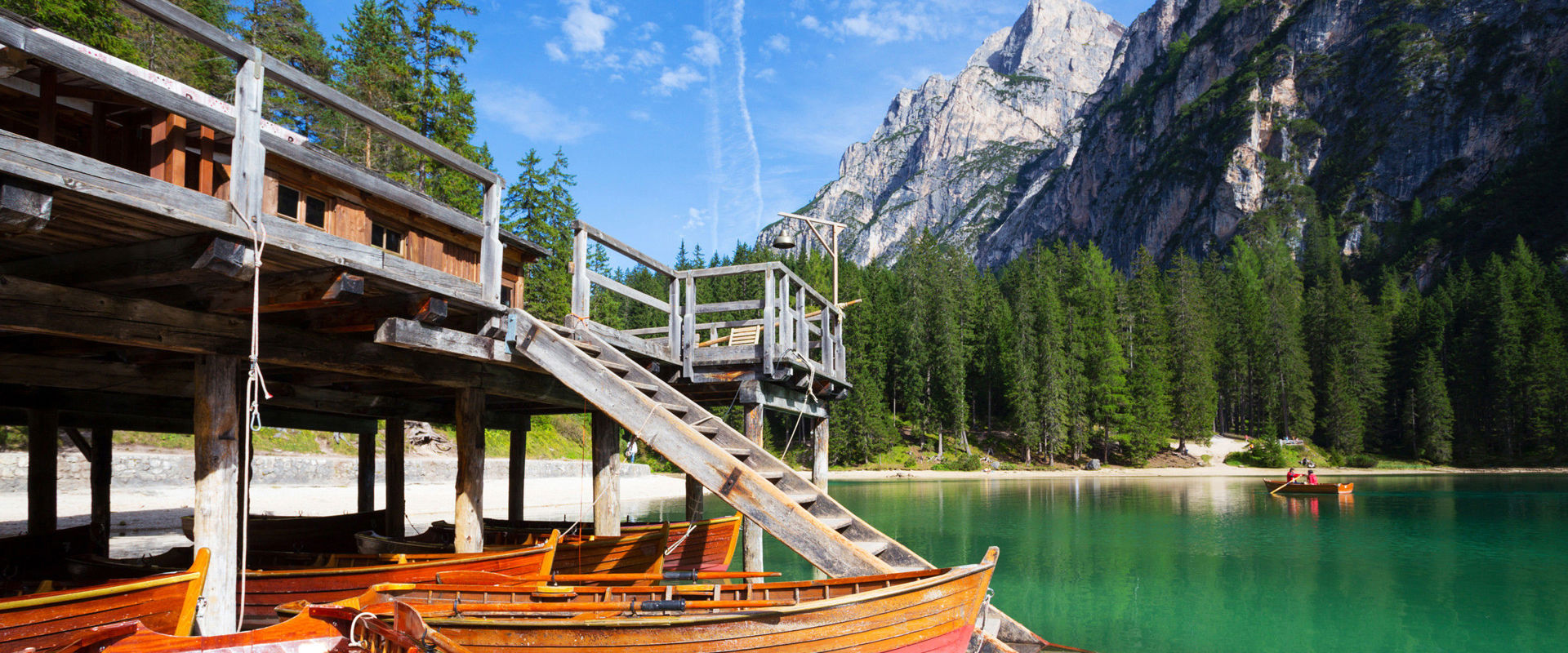 Lago di Braies Primo piano della rimessa per le barche in legno del lago di Braies.