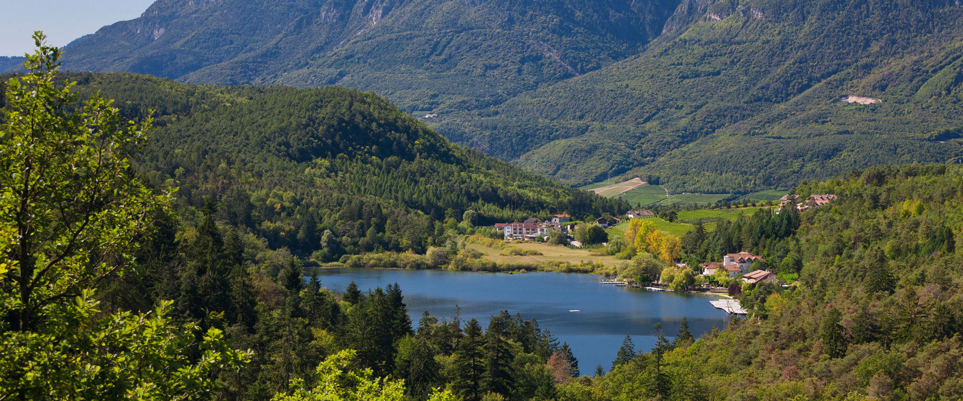 Lago Grande di Monticolo Vista dall'alto del Grande Lago di Monticolo e delle montagne circostanti.