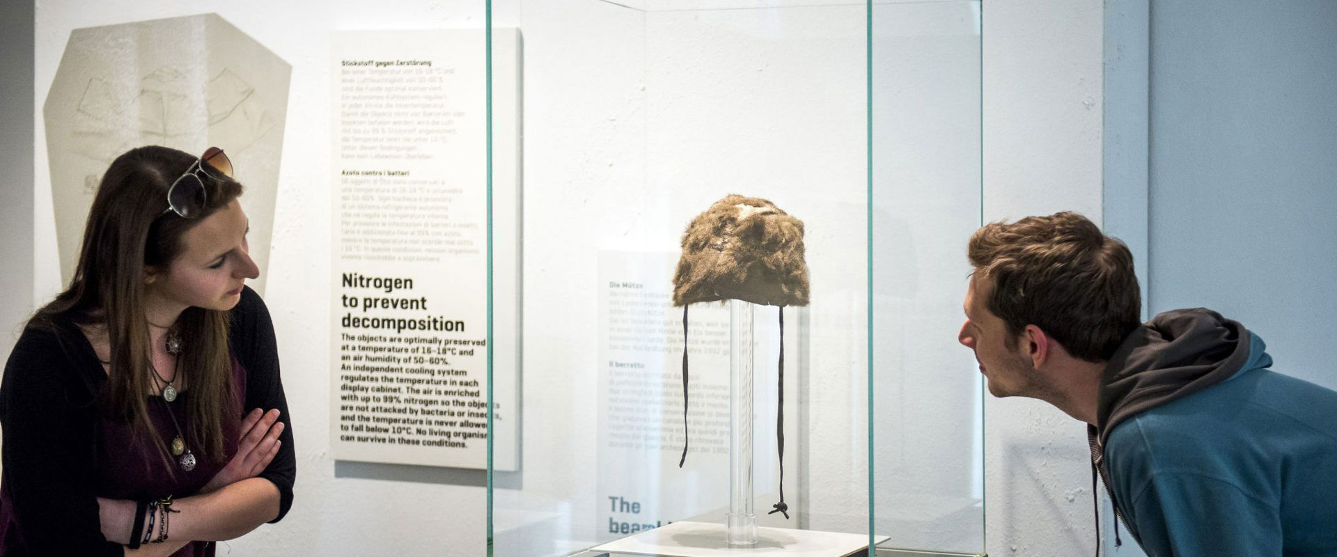 Museo Archeologico dell'Alto Adige 2 visitatori ammirano un vecchio cappello in una vetrina.