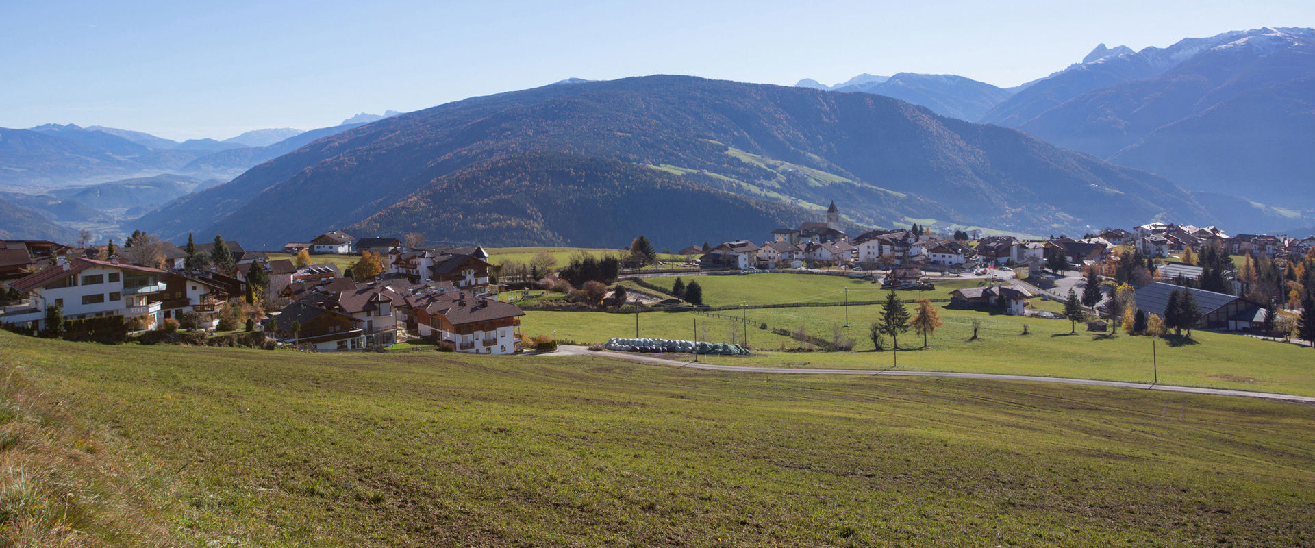 Maranza Vista sul paese di Maranza con i prati verdi e le montagne