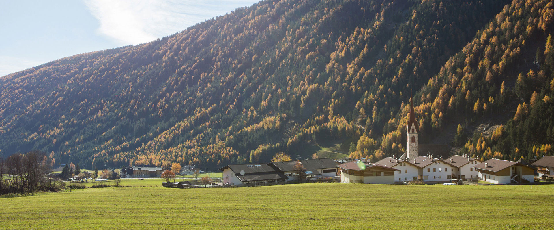 Valles Vista di Valles & sui pascoli verdi in autunno