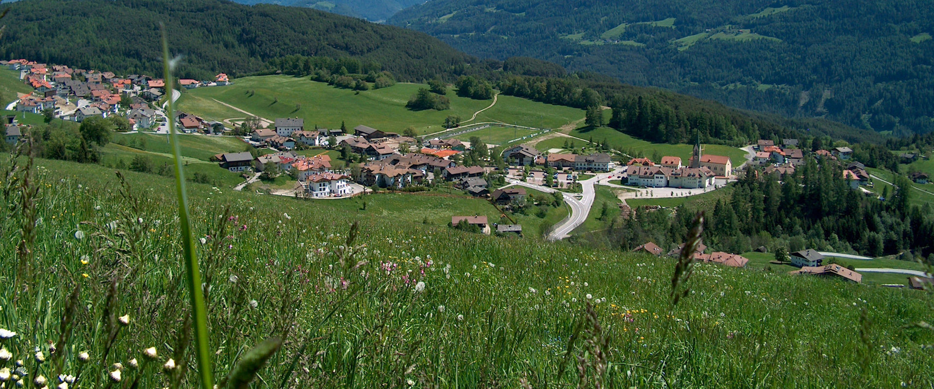 Terento Vista su Terento con verdi pascoli d'estate