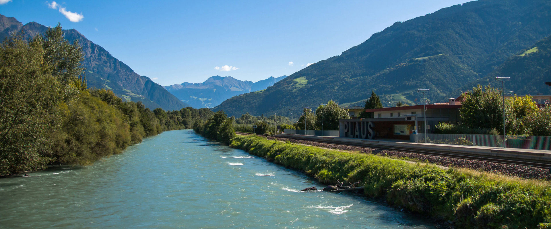 Adige Il fiume Adige e il paese di Plaus sulla destra.
