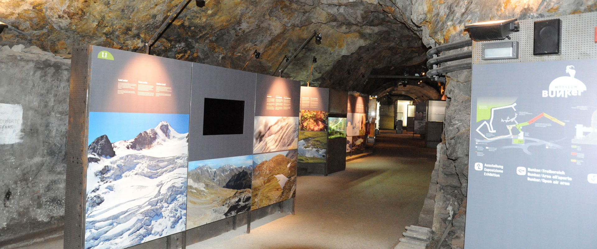 Bunker Mooseum in Val Passiria Pannelli espositivi nel museo dei bunker.