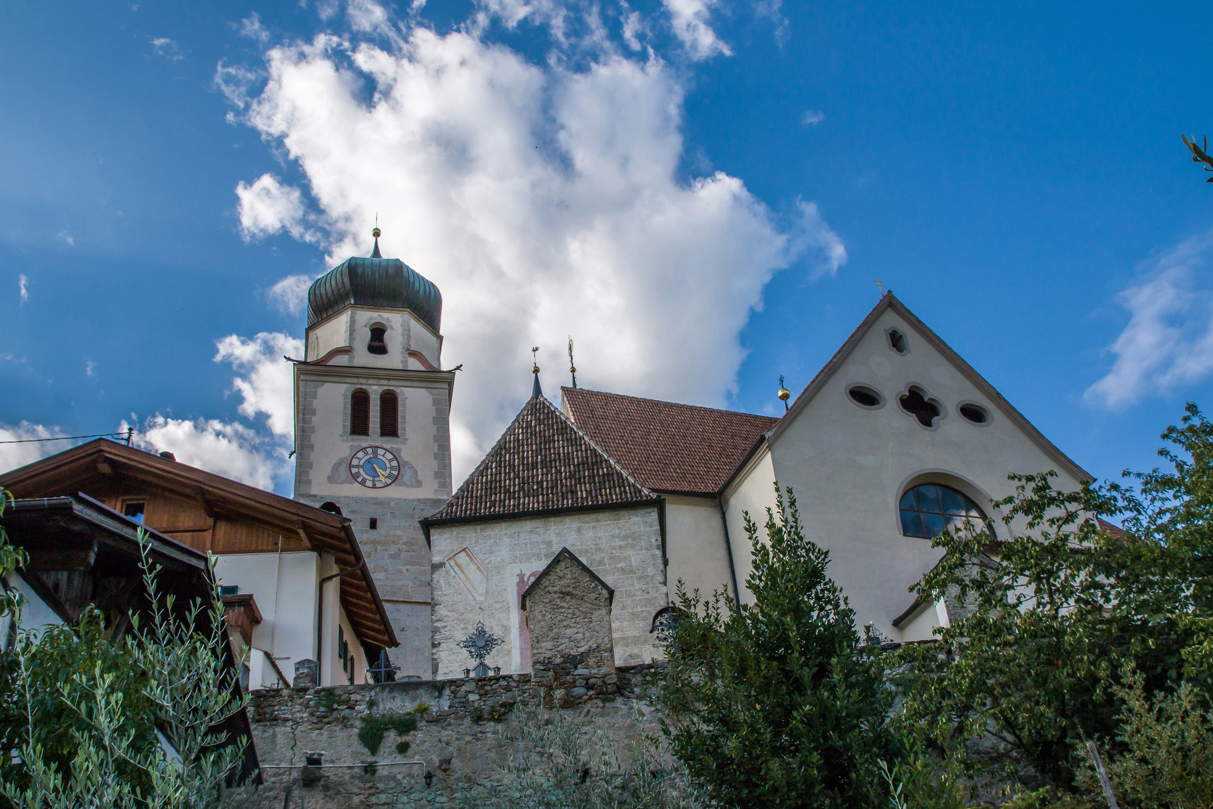 Vista della chiesa con campanile dal basso.