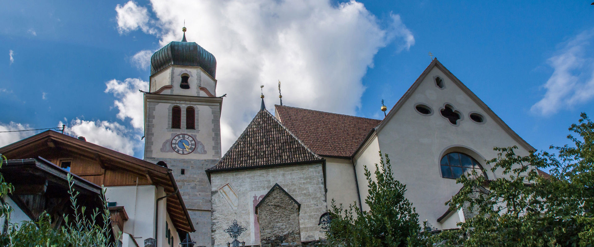 Santuario della Madonna Addolorata Vista della chiesa con campanile dal basso.