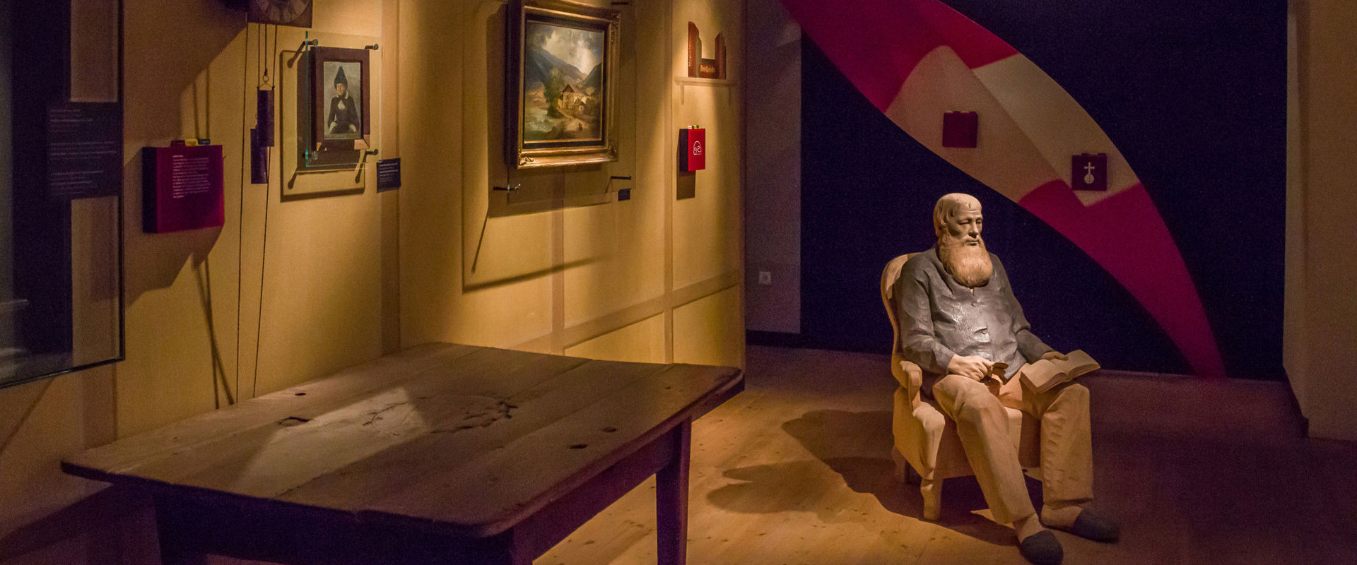 MuseoPassiria - Andreas Hofer Stanza ricostruita con Andreas Hofer seduto su una sedia. Accanto ad essa un tavolo. Alla parete sono appesi un orologio a pendolo e dei quadri.