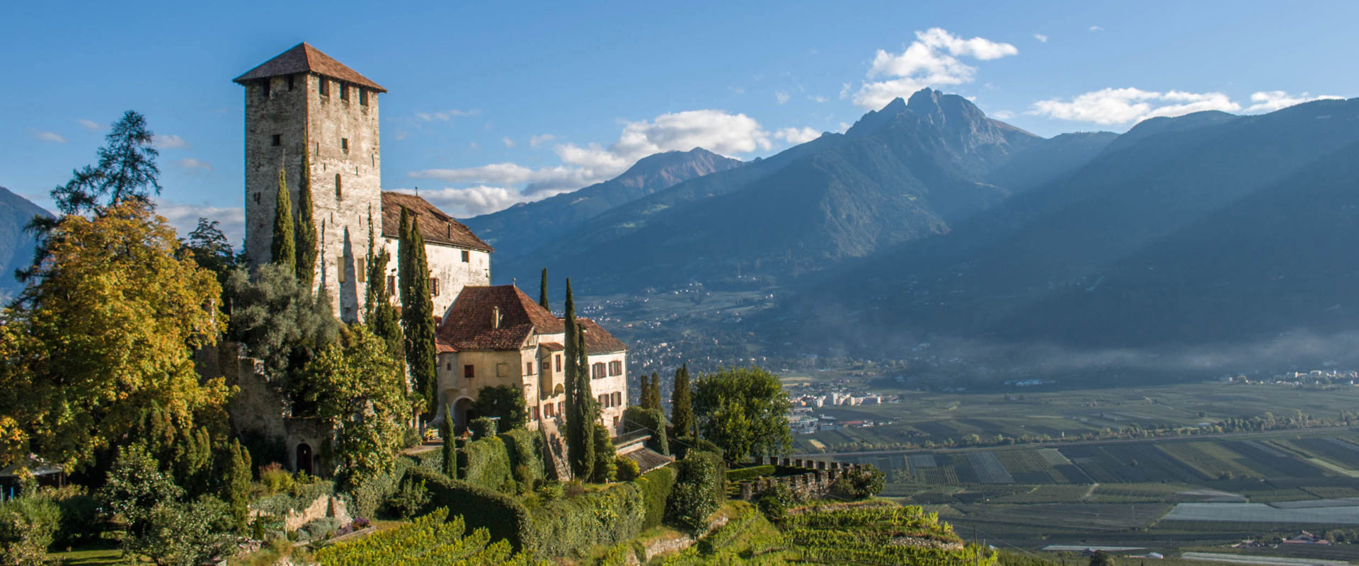 Castello di Monteleone Vista sulla Val d’Adige e sul Castello di Monteleone, simbolo del paese di Cermes.