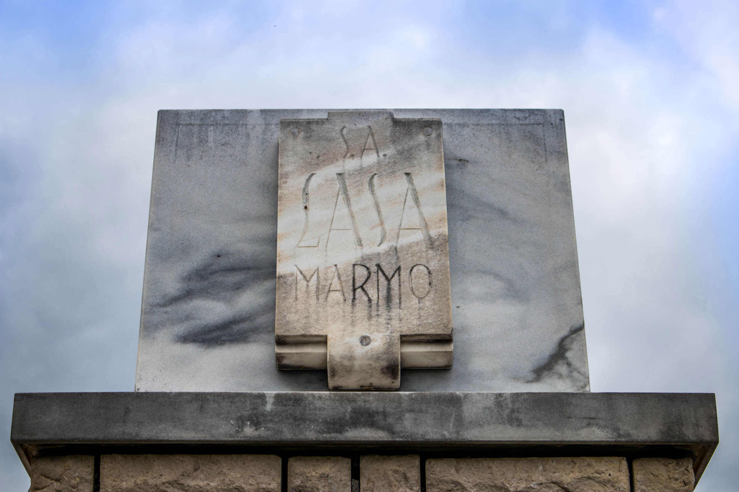 Blocco di marmo con iscrizione "Lasa Marmo".