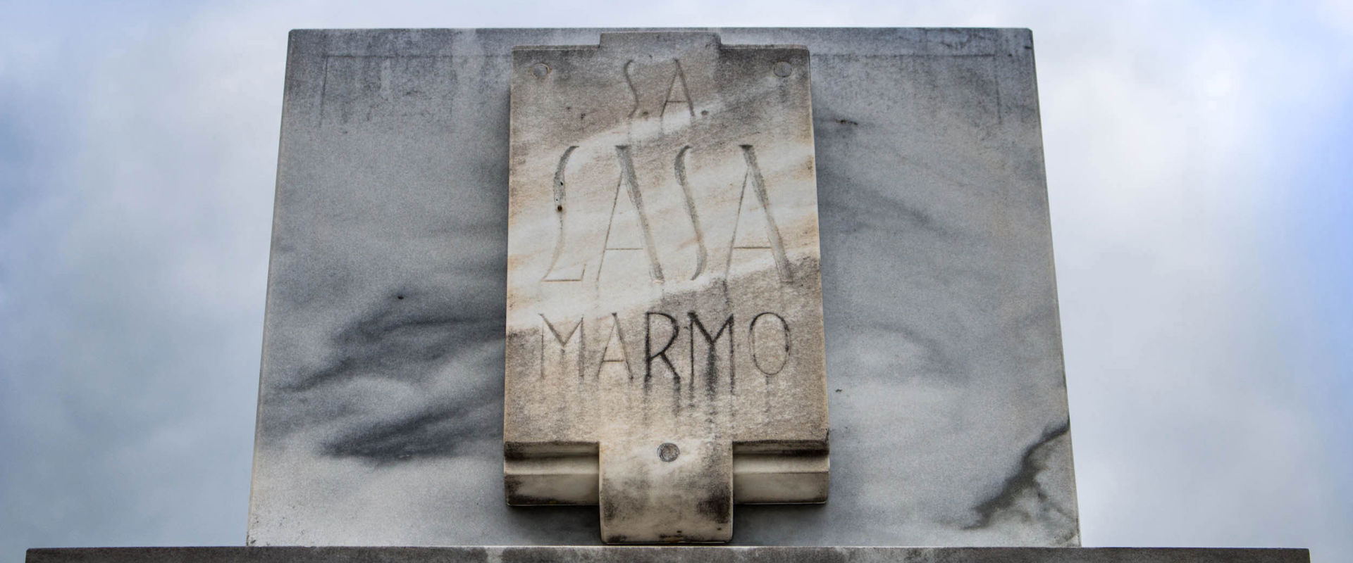 Blocco di marmo Blocco di marmo con iscrizione "Lasa Marmo".
