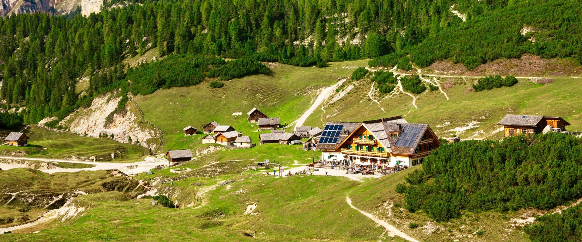 Fodara Vedla Fodara Vedla sulla strada per il Rifugio Sennes