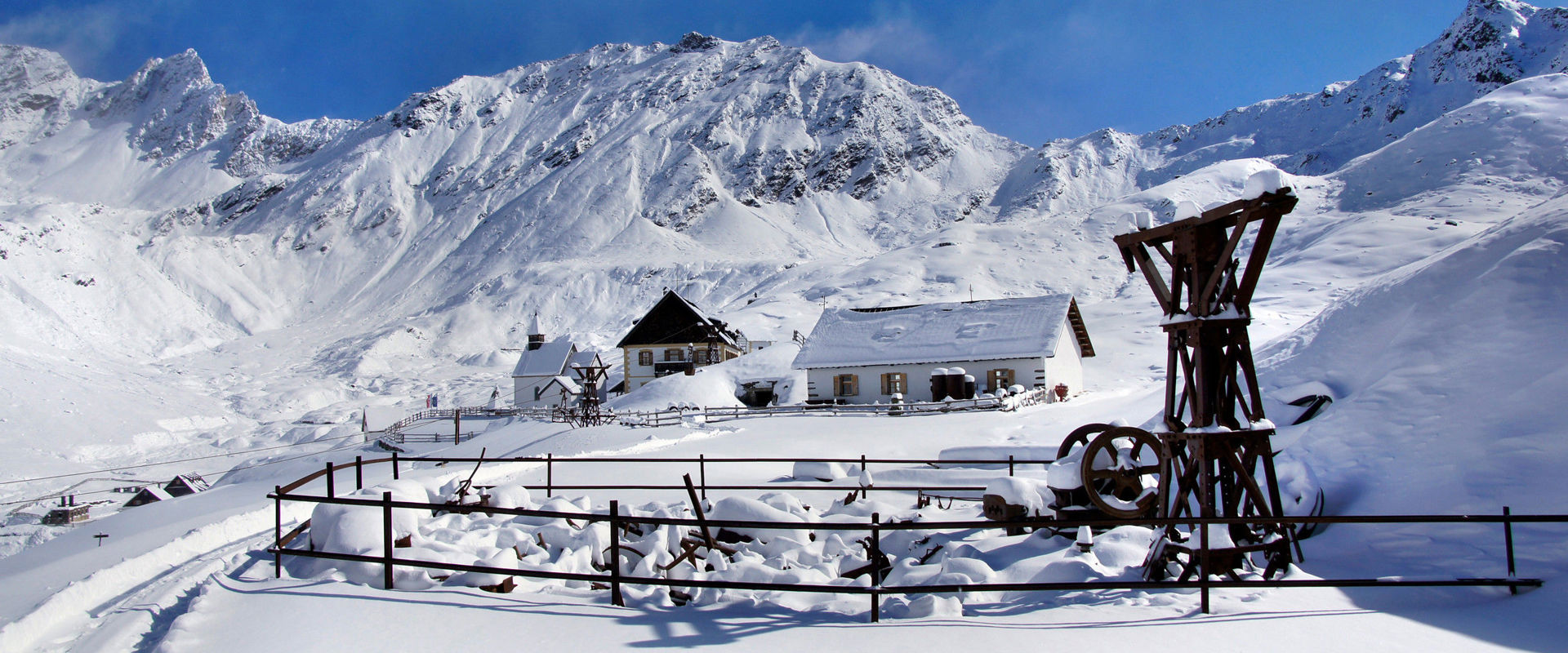 Rifugio Monteneve Rifugio Schneeberg e chiesa Maria Schnee innevati.