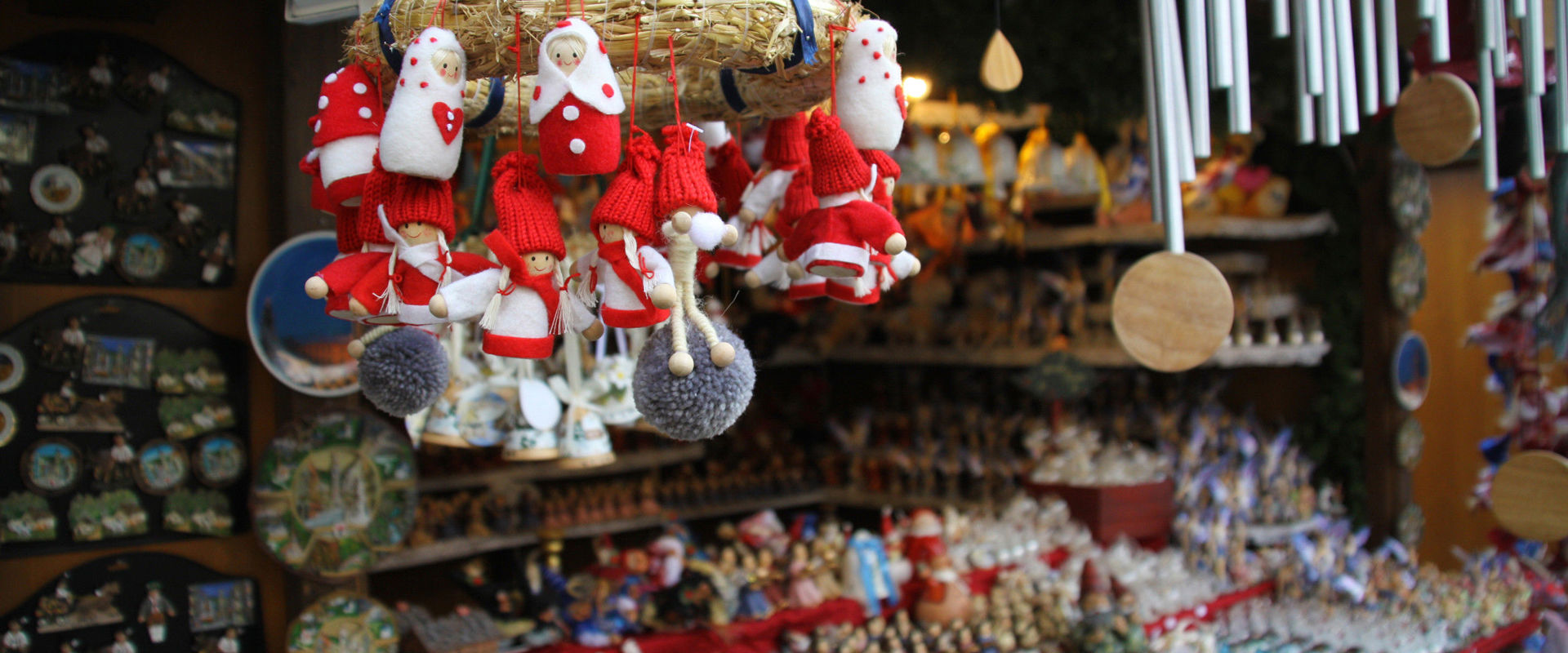 Bancarella di Natale Bancarella di Natale con ghirlande, carillon e decorazioni per l'albero natalizio.