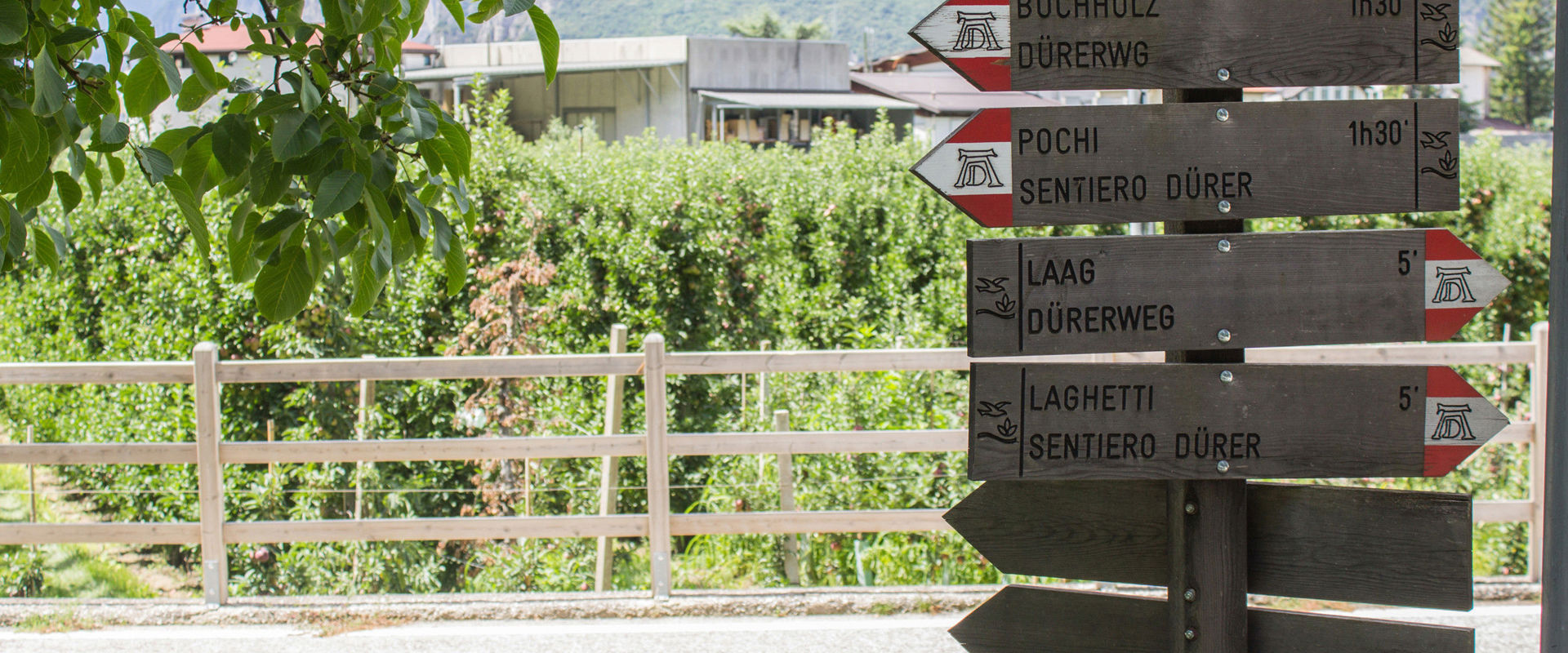 Sentiero Dürer ad Egna. Foto della segnaletica del sentiero Dürer.