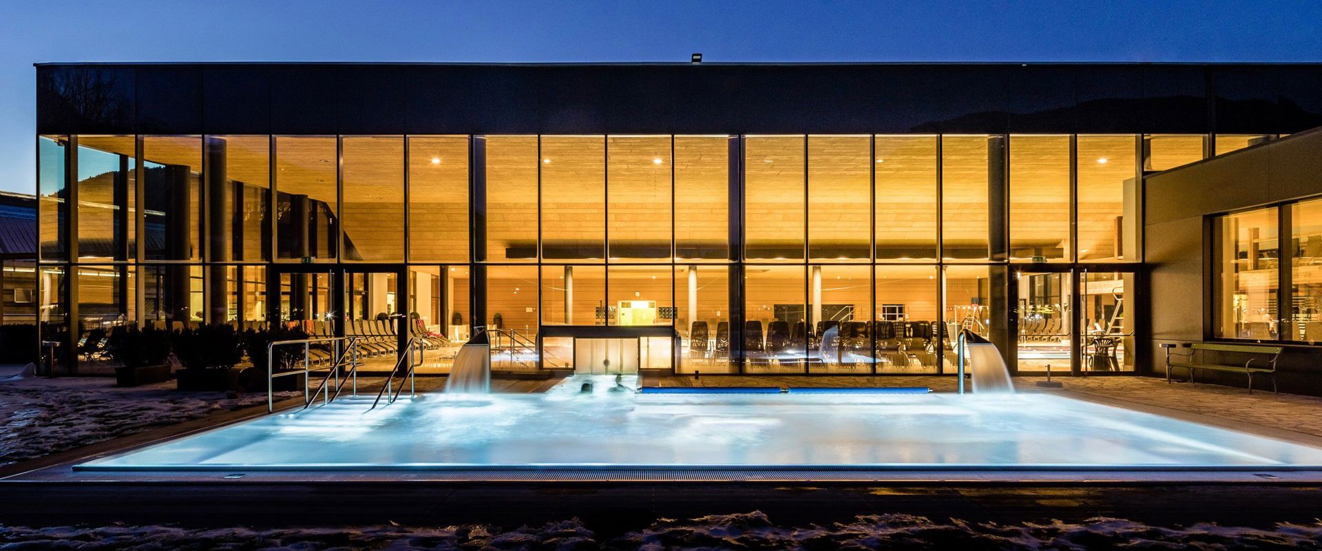 Immagine dell'area esterna della piscina di Vipiteno.