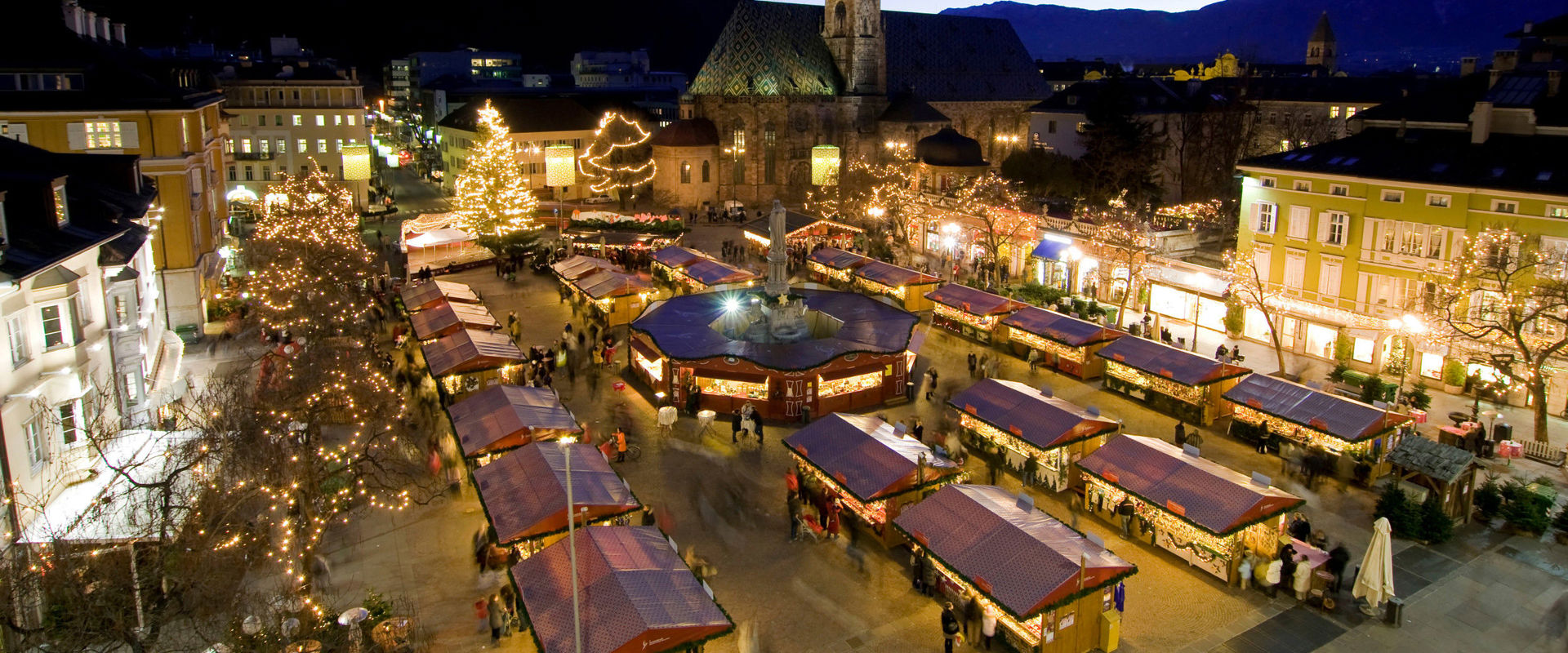 Bolzano Mercatino di Natale con il Duomo in Piazza Walther a Bolzano di notte