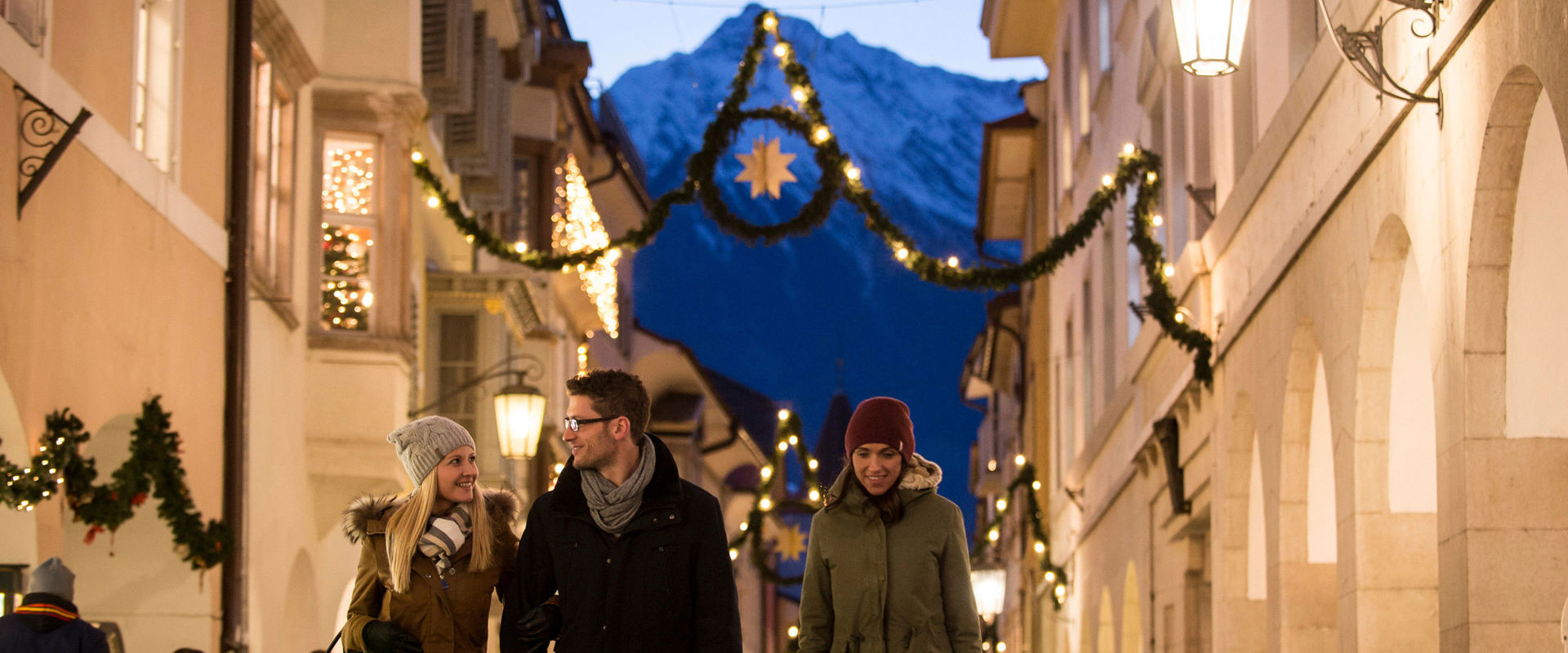 Portici del centro storico di Merano. I portici del centro storico di Merano in inverno con le decorazioni natalizie.