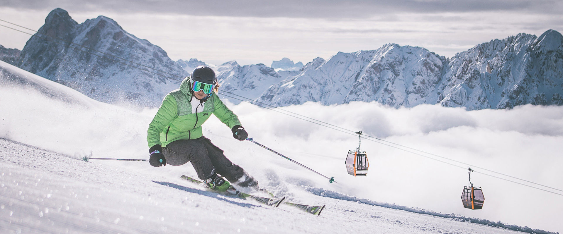 Sciare sul Monte Plose Sciare sulle piste della Plose con cabinovia e Dolomiti sullo sfondo