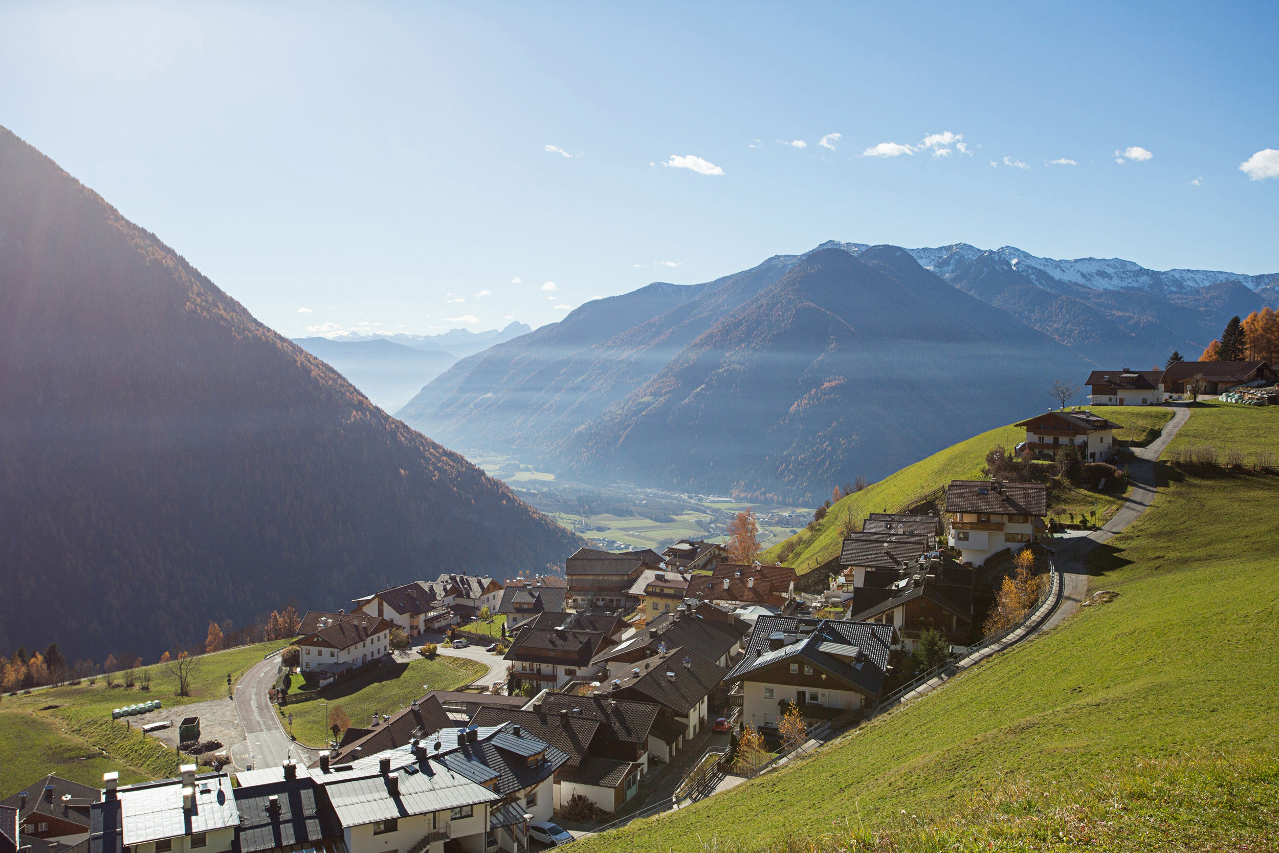 Il villaggio di Acereto con vista sul fondovalle e sulle montagne circostanti