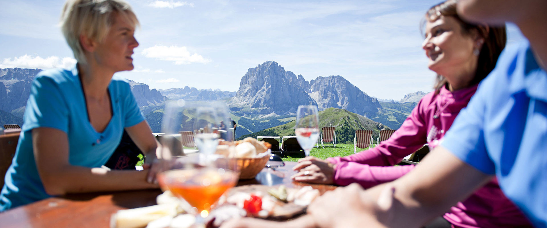Val Gardena Escursionisti che si godono un aperitivo & una merenda tirolese con vista sul massiccio del Sassolungo
