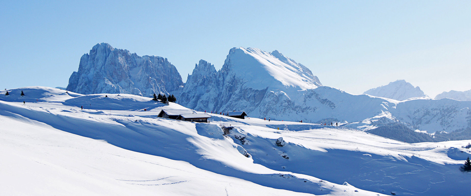 Alpe di Siusi in inverno Alpe di Siusi, coperta di neve e vista sul Catinaccio.
