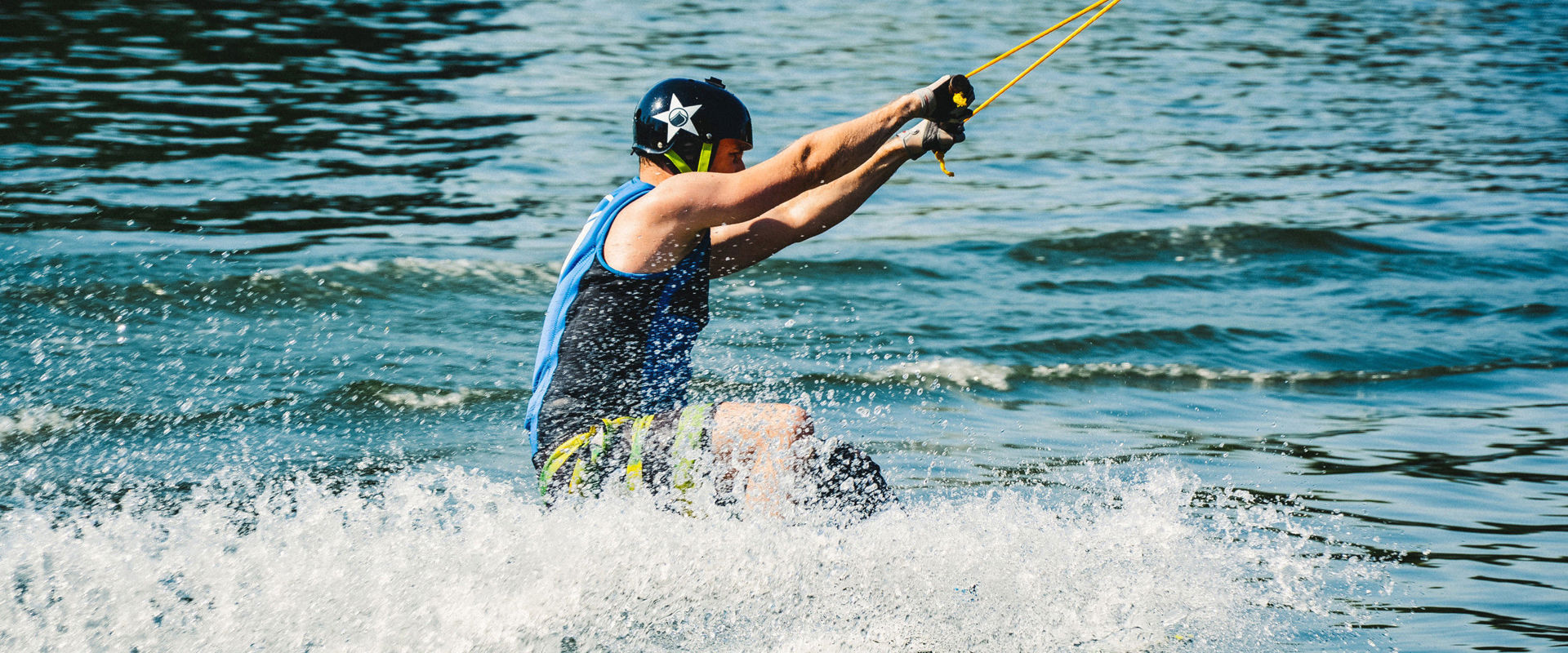 Kitesurf in Alto Adige Ragazzo che pratica kitesurf in un lago dell'Alto Adige.
