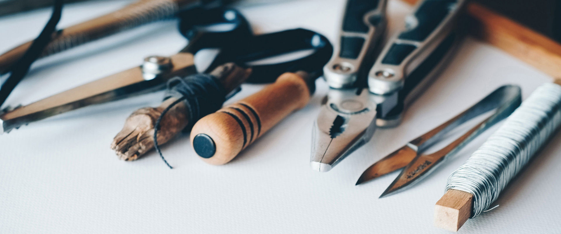 Attrezzi Diversi attrezzi sono appoggiati su un tavolo.