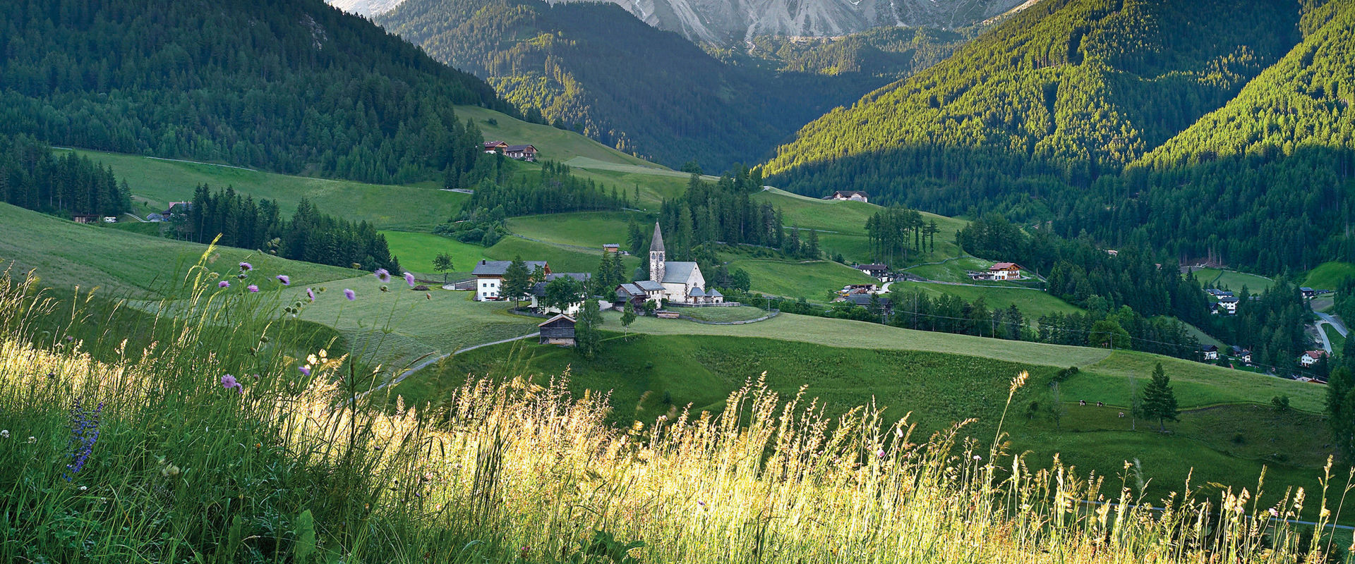 Chiesa di Santa Maddalena a Funes Chiesa in un piccolo paese delle Dolomiti.