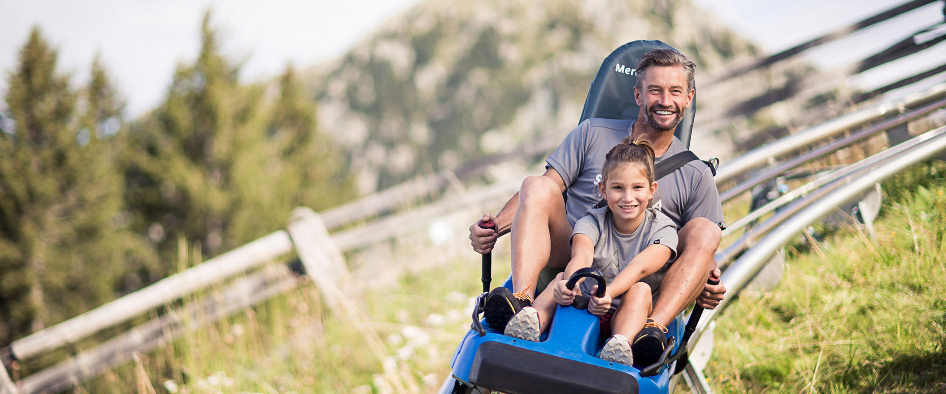 Alpin Bob a Merano 2000 Padre e figlia scendono felici dall'Alpin Bob a Merano 2000.