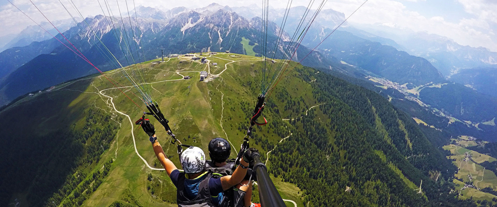 Parapendio Plan de Corones d'estate. Volo in parapendio sopra Plan de Corones d'estate in tandem.
